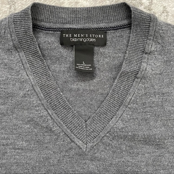 Bloomingdale’s Mens Gray V-Neck Sweater - Picture 2 of 4